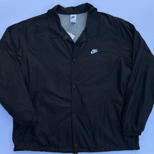 Campera Nike con broche